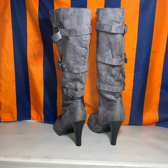 2 Lips Too Women's Too Vampy heel Boot size 9 gray color faux suede side zip - Picture 5 of 7